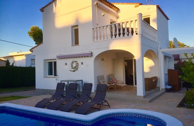 Beautiful detached villa in private secure grounds with swimming pool