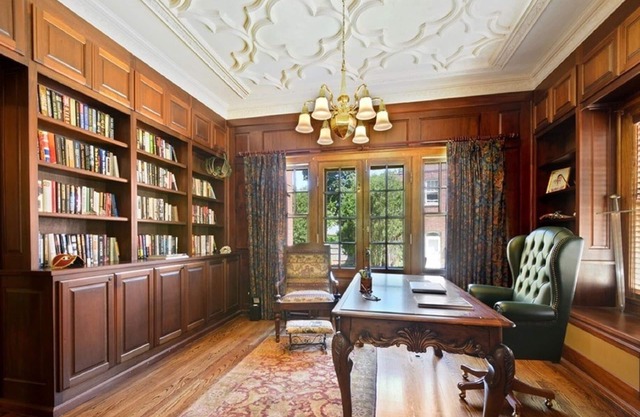 Beautiful English Mansion, 1/4 mile from Lake and close to Arts & Entertainment
