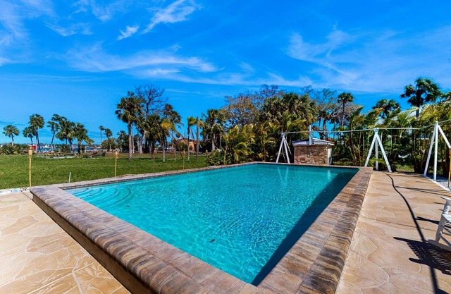 Beautiful Estate on Millers Bayou w/Free WiFi, Game Room, Firepit & Hammock