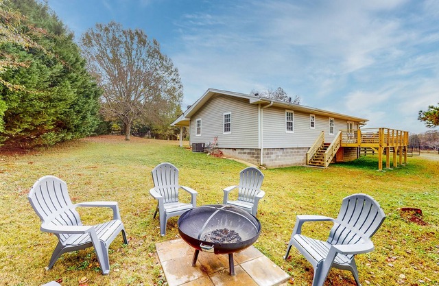 Beautiful Farm House Near Event Venues - Full Kitchen, Firepit & Grill