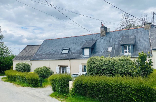 Beautiful farmhouse between ocean, forests and rivers, animals welcome!