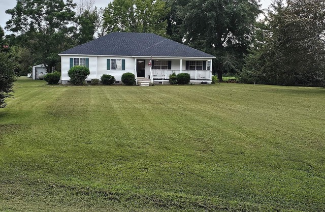 Beautiful farmhouse with 3 bedrooms and 4 Queen beds for a cozy stay