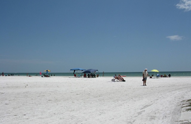 Beautiful Fort Myers Beach Condo 2/2 Bay Village. Walk to the beach.