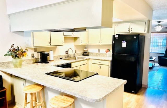 Beautiful Fully Remodeled 2bdrm/2ba Townhouse, Private Jacuzzi, 2 min to YRMC