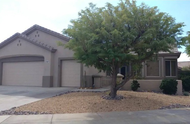 Beautiful Gated, 3 bed 2 bath! Golf 45 holes, Tennis, Pickleball & more!