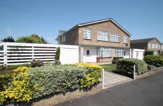 Beautiful 3 Bedroom Home in Staines Private Parking, Garden, Near Heathrow
