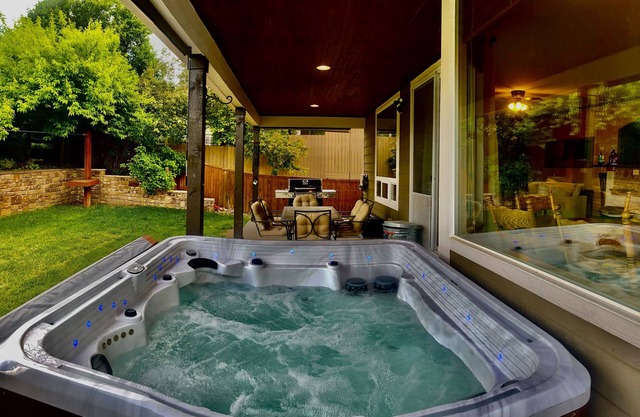 Beautiful Getaway Sleeps12 + Hot Tub + King Beds + Movie Room + Playground