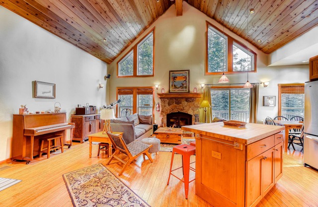 Beautiful getaway with two fireplaces, covered deck, washer/dryer