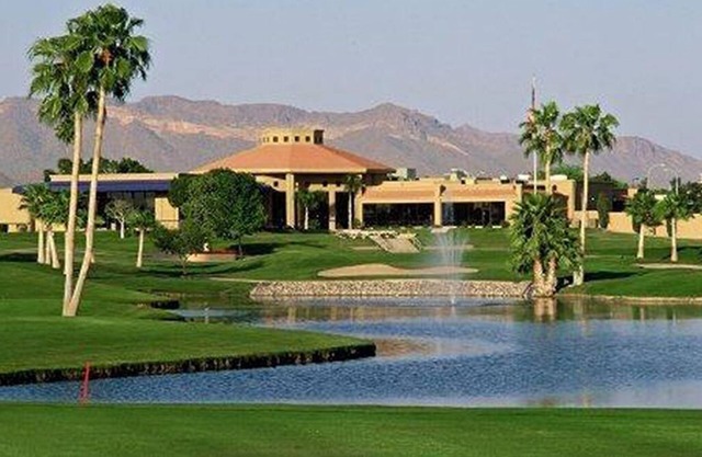 Beautiful golf course gated community with private putting green- pool/hot tub!