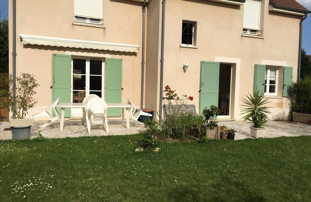 Beautiful house with large garden near Disneyland