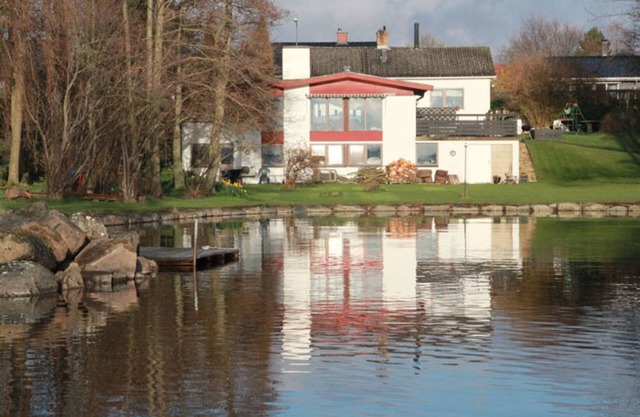 Beautiful holiday apartment right on the lake with boat, canoe, internet and jacuzzi