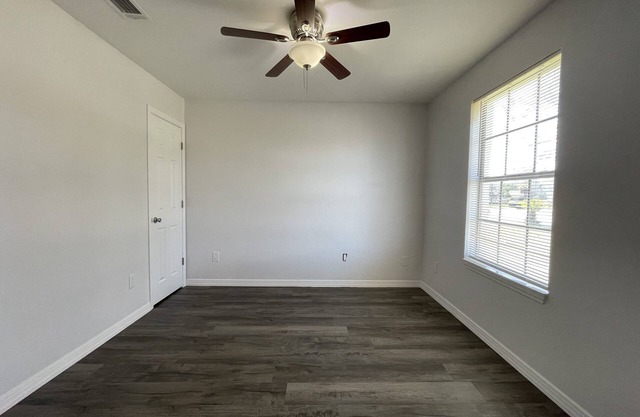 Beautiful home in Pensacola suburbs w/pool! 15-20 min from the Beach & Downtown!