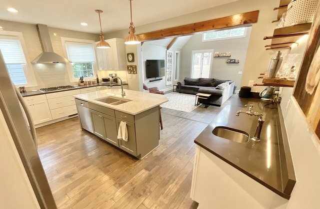 Beautiful Home in the Heart of the Bay! 15 Minutes to Downtown!