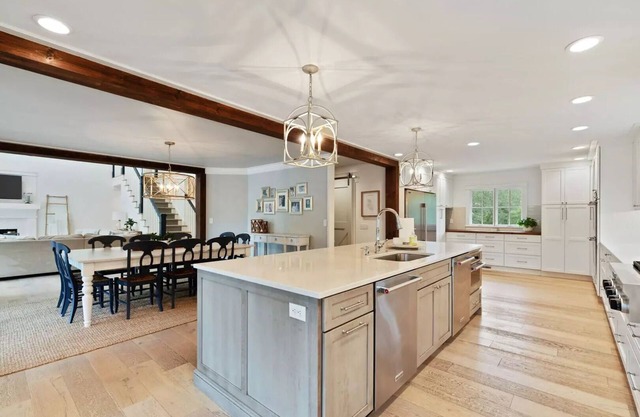 BEAUTIFUL HOME JUST STEPS TO BEACH! Perfect 6 BR Family Home - 3 Master Suites!