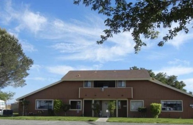 Beautiful home minutes from Victorville city center!