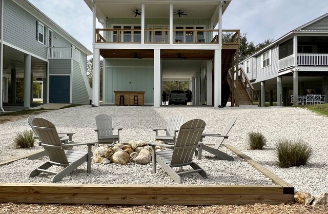 Beautiful home on the river, mins to the Gulf; fire-pit, bar, view