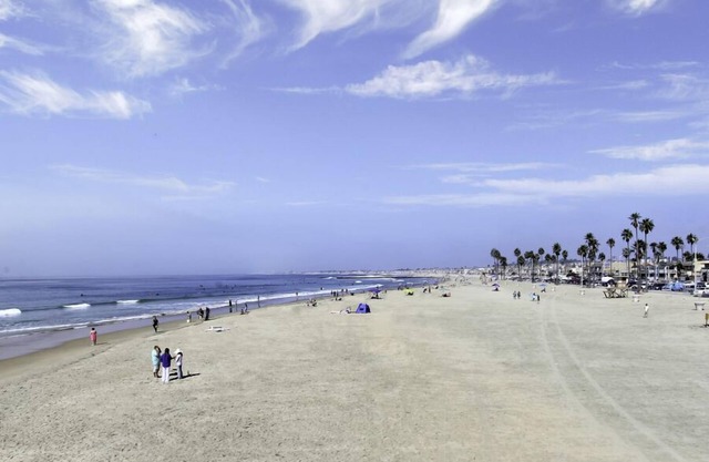 Beautiful home with direct access garage - Beach close