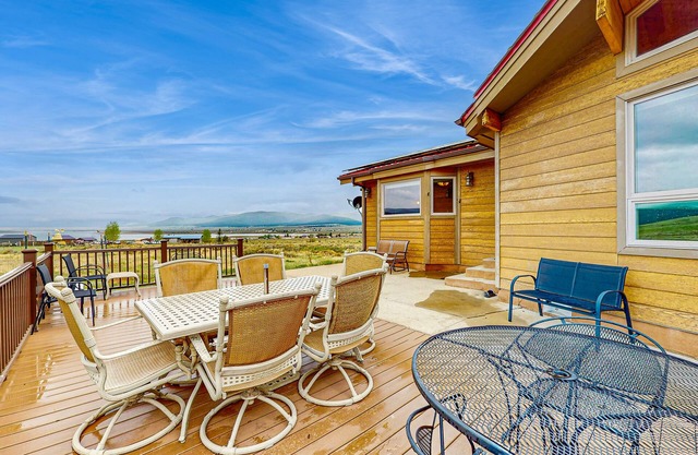 Beautiful Home with WiFi, Wood Stoves, Private Washer/Dryer, and Mountain Views