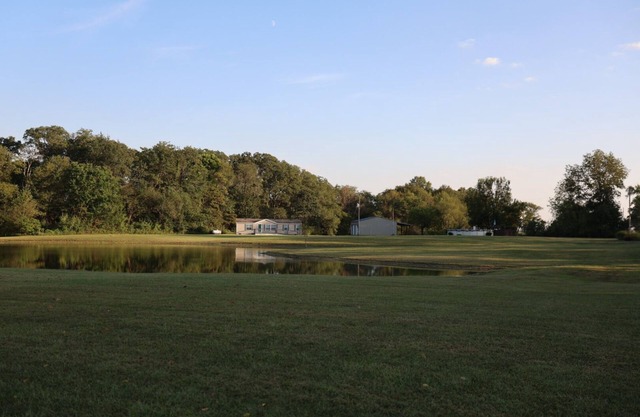 Beautiful home with pool in Wayne City