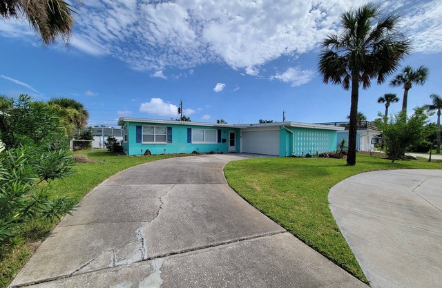 Beautiful house just steps from the beach, and local to everything!