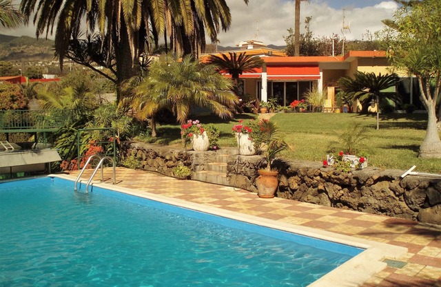 Beautiful house on the sunny side of the island, trop. Park u. Pool