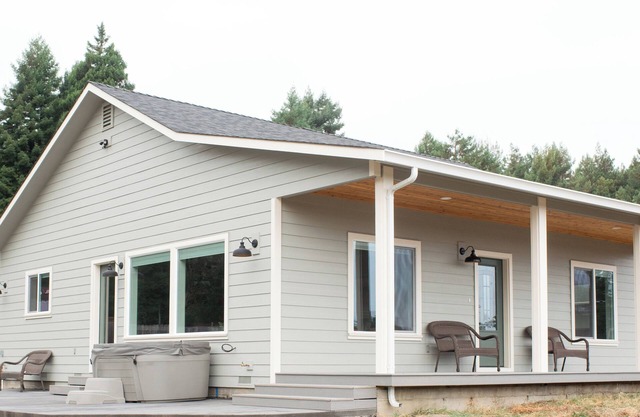 Beautiful House with Hot Tub in Sunny Blue Lake