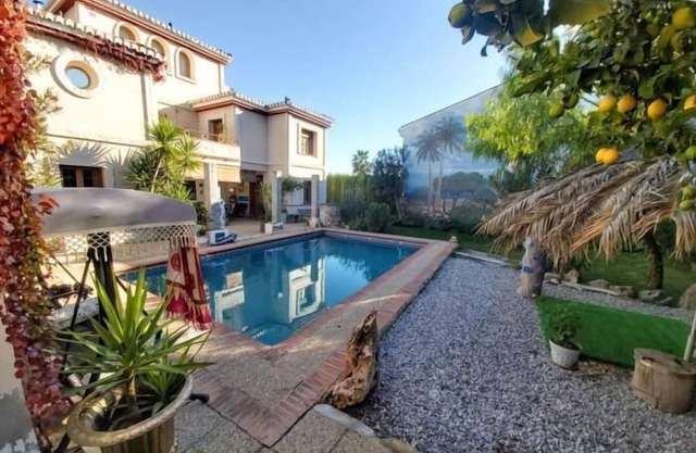 Beautiful house with pool, garden and wifi