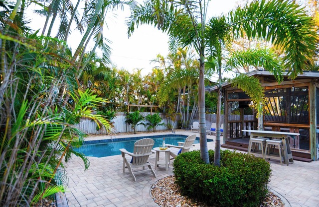 Beautiful Indian Rocks Beach Pool Home, 6 Seat golf cart included.