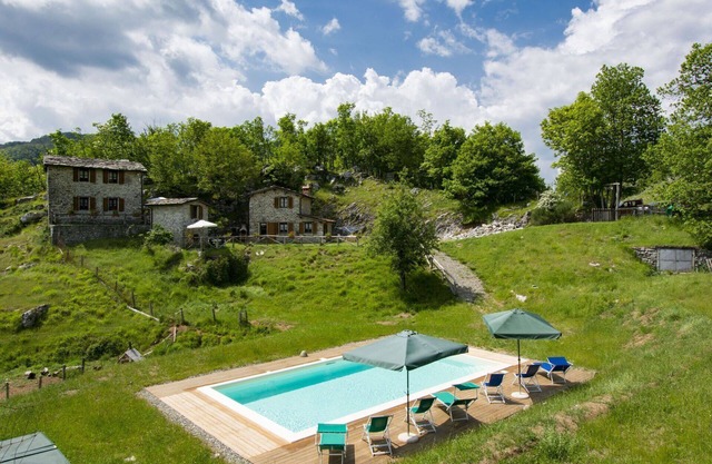 Beautiful apartment in villa for 6 guests with WIFI, pool, TV, patio and pets allowed