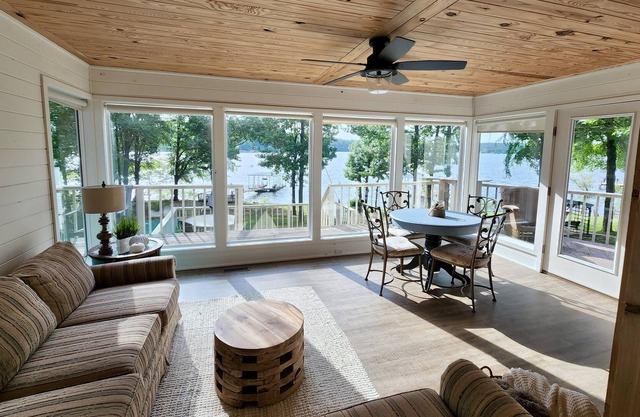 Beautiful lake Cottage, flat to water, Private Boat Launch/dock, perfect getaway