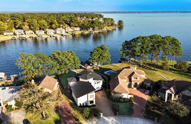 Beautiful Lake Front Home on Lake Conroe