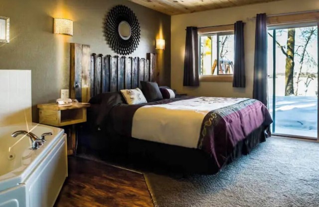 Beautiful lake view in Room 15 - Woodland Vista - Curriers Lakeview Lodge