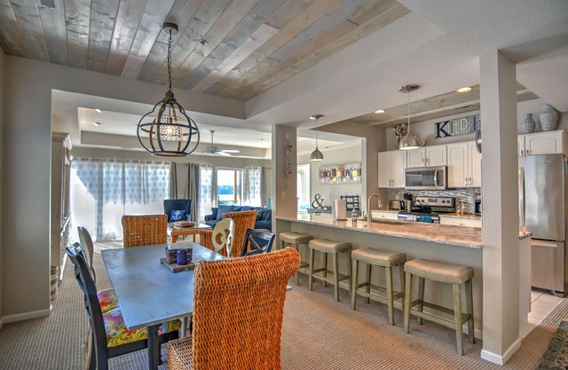 BEAUTIFUL LAKE VIEW & JUST STEPS FROM THE POOL, 3BD/3BA CONDO W/12X40 BOAT SLIP