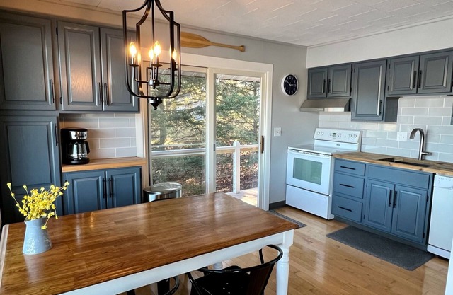 Beautiful lakefront cottage within minutes of sand dunes and Lake Michigan