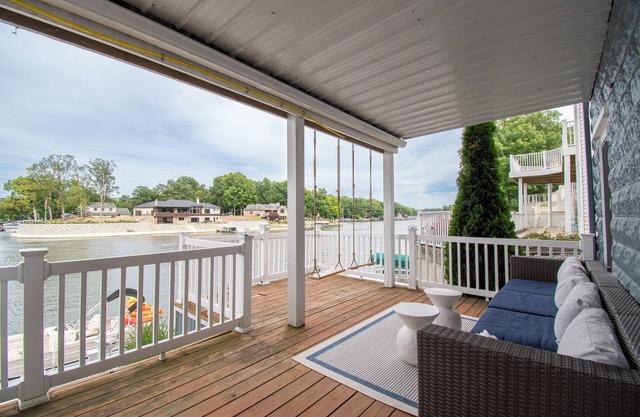 Beautiful Lakefront home! Summer memories start here!