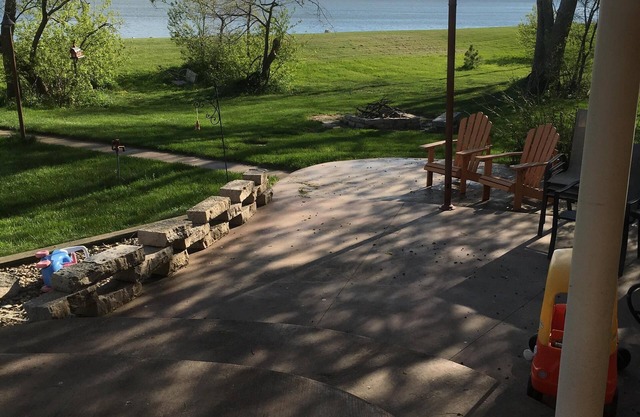 Beautiful Lakefront home on the Flats, sleeps 7, Heated garage, SnoBear