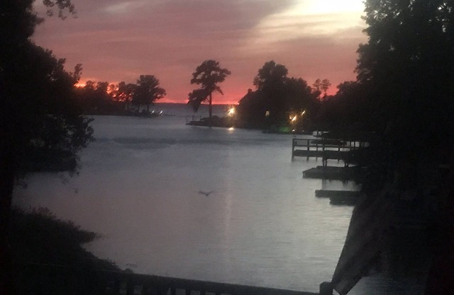 Beautiful Lakehouse W/stunning sunsets private dock, pool, pool table sleeps 12