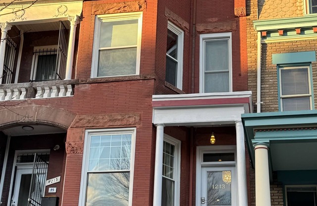 Beautiful Large 5 Bedroom Townhome 1.6 miles to White House. E-bikes available