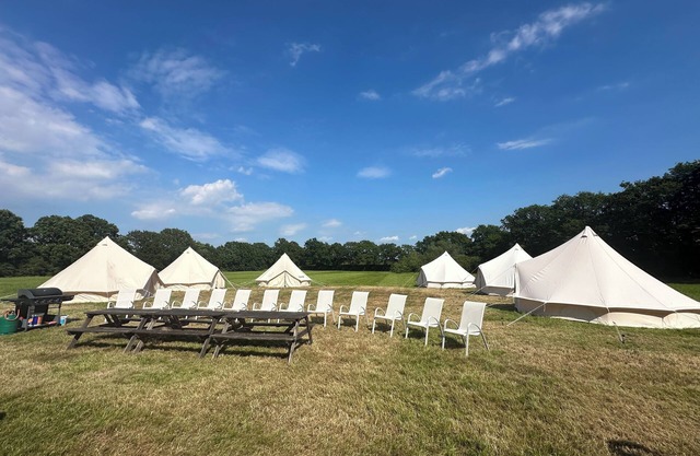 Beautiful Location. Open Skies. Easy access London 1h. Sole use 7 tents.