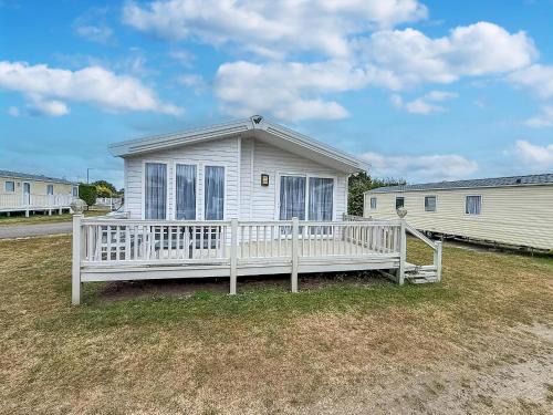 Beautiful Lodge With Decking In Norfolk, At Breydon Water Park Ref 10045B