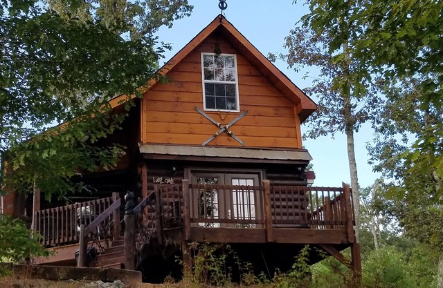 Beautiful log cabin, only minutes from the Equestrian Center
