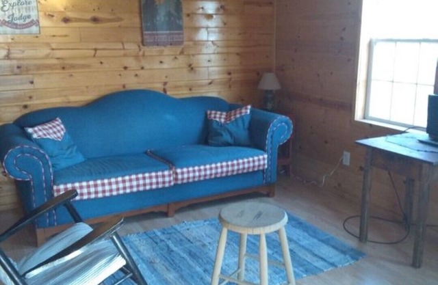 Beautiful Log Cabin In Lake of Egypt with a Dock