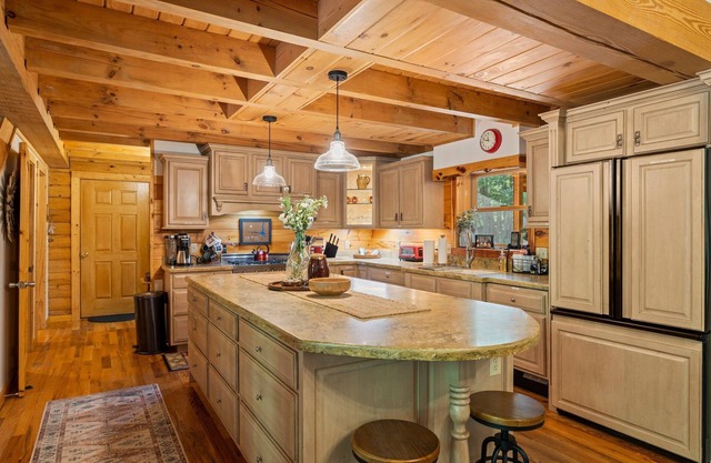 Beautiful Log cabin nestled in the mountains of Lake Lure