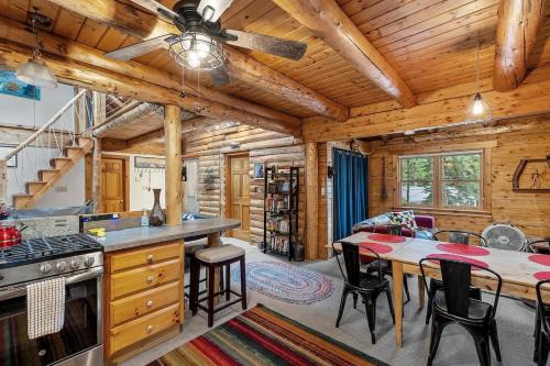 Beautiful Log Cabin on Belleau Lake -2900 sqft!
