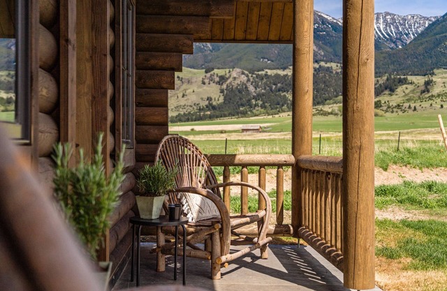 Beautiful Log Cabin in the Heart of Paradise Valley, Montana