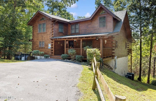 Beautiful Log Cabin, Pool Table, Hot Tub - Mini Golf, Pool, Tennis & Pickleball