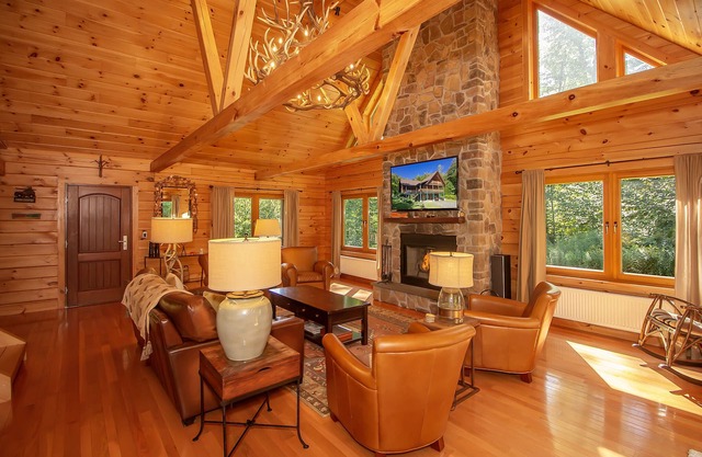 Beautiful log home close to Mt. Snow with hot tub and sauna.