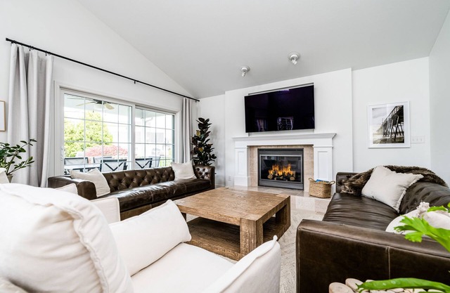 Beautiful Luxury Home located at Island Pointe Marina! nJust 1 mile to downtown!