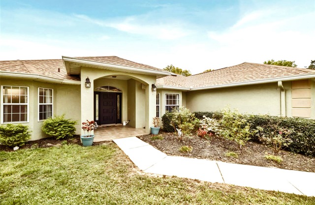 Beautiful mini farm and Farmhouse 20 min to World Equestrian Centre Ocala!