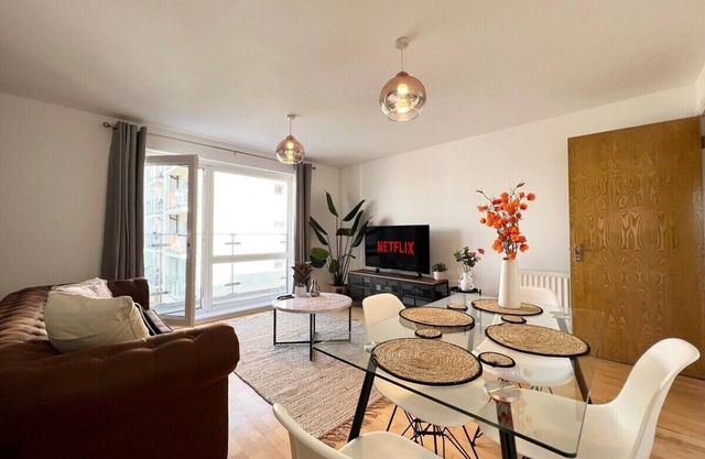 Beautiful Modern 2 Bed Hatfield Free Gated Parking